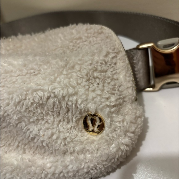Lululemon Athletica Cream Sherpa Crossbody Bag - Picture 2 of 5